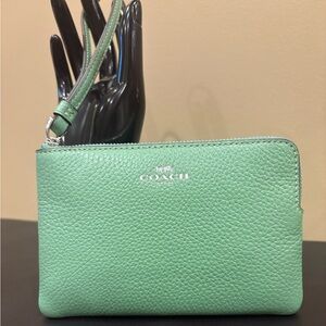 Coach Corner Zip Wristlet - CP483 Soft Green/ SV Pebble Leather